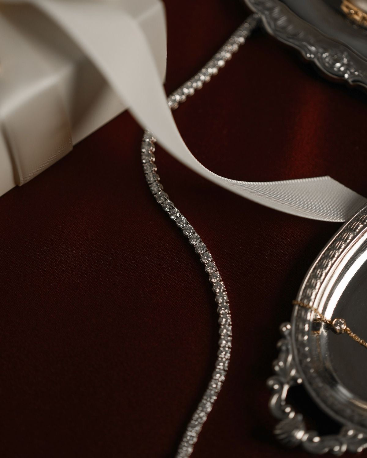 Ays Jewellery bileklik koleksiyonu; 925 ayar gümüş üzeri mikron altın kaplama ile işlenen kelepçe, zincir ve şahmeran tasarımlar