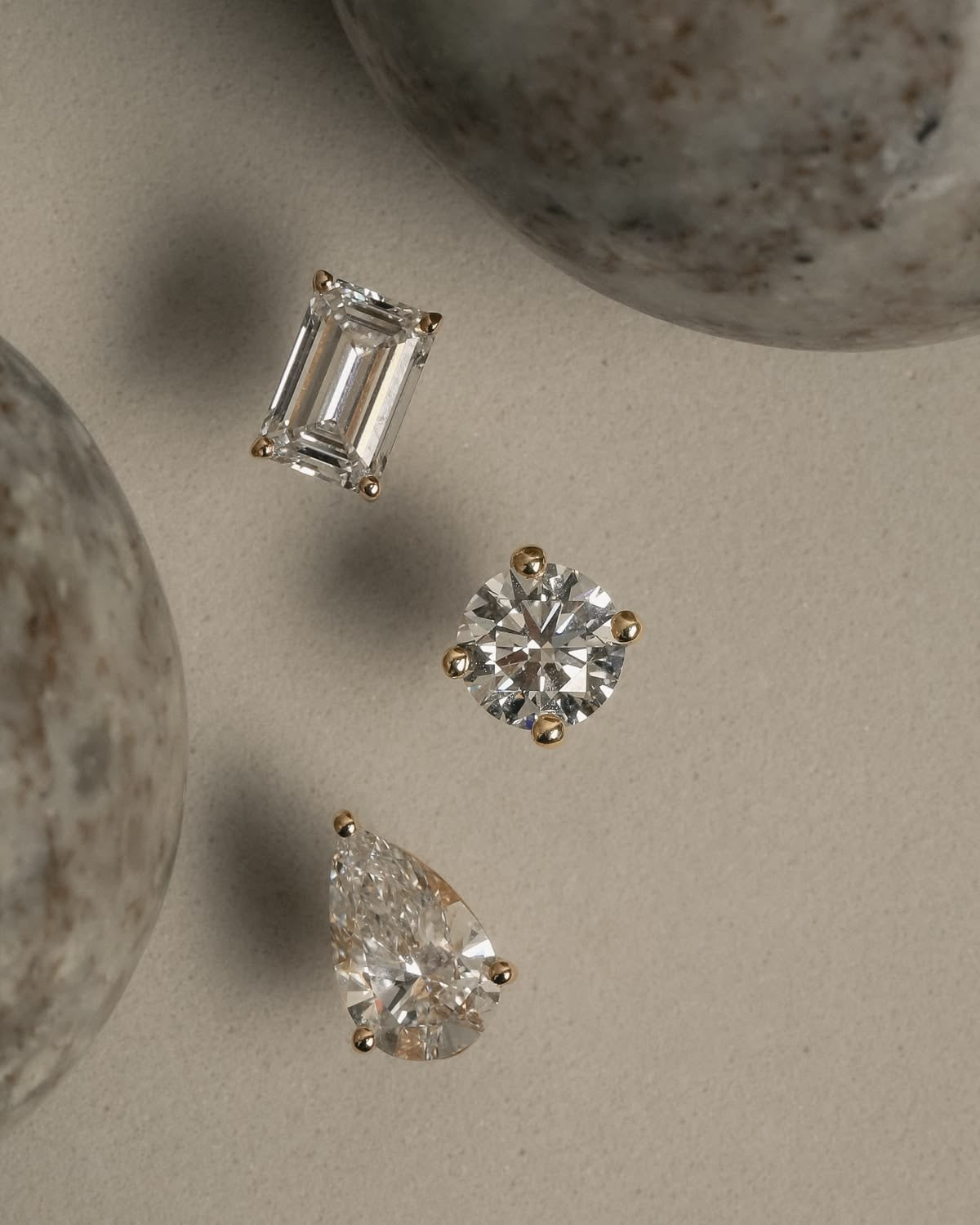 Ays Jewellery küpe koleksiyonu; 925 ayar gümüş üzeri mikron altın kaplama ile işlenen halka, earcuff ve taşlı tasarımlar
