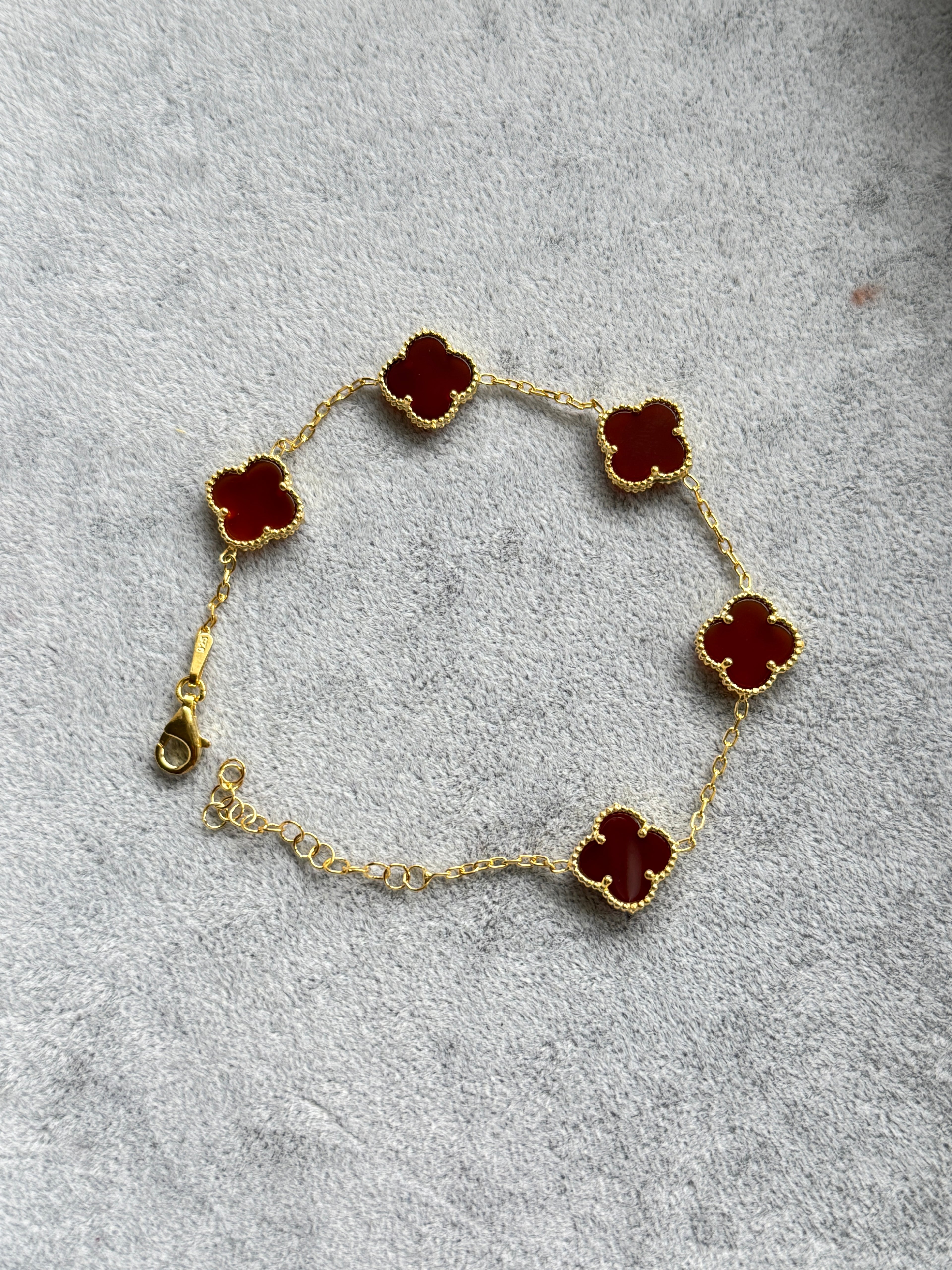 925 Ayar İthal Gümüş Üzeri Altın Kaplama | Marka İthal Bordo Yonca Bileklik