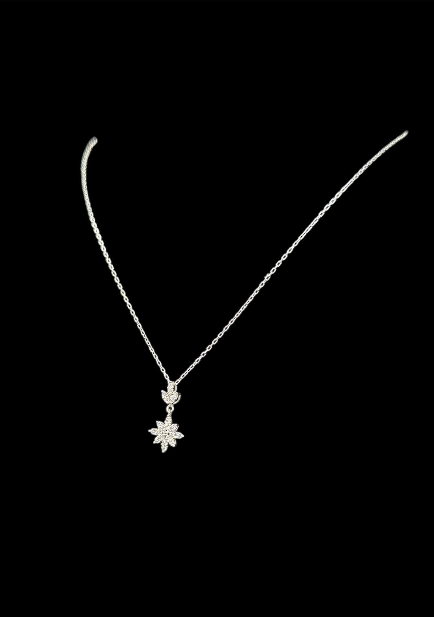 925 Ayar Gümüş Üzeri Altın Kaplama | Yıldız Çiçek Kolye