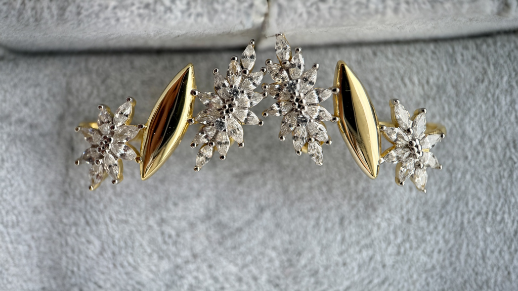 925 Ayar İthal Gümüş Üzeri Altın Kaplama | İthal Çiçek Earcufflı Küpe