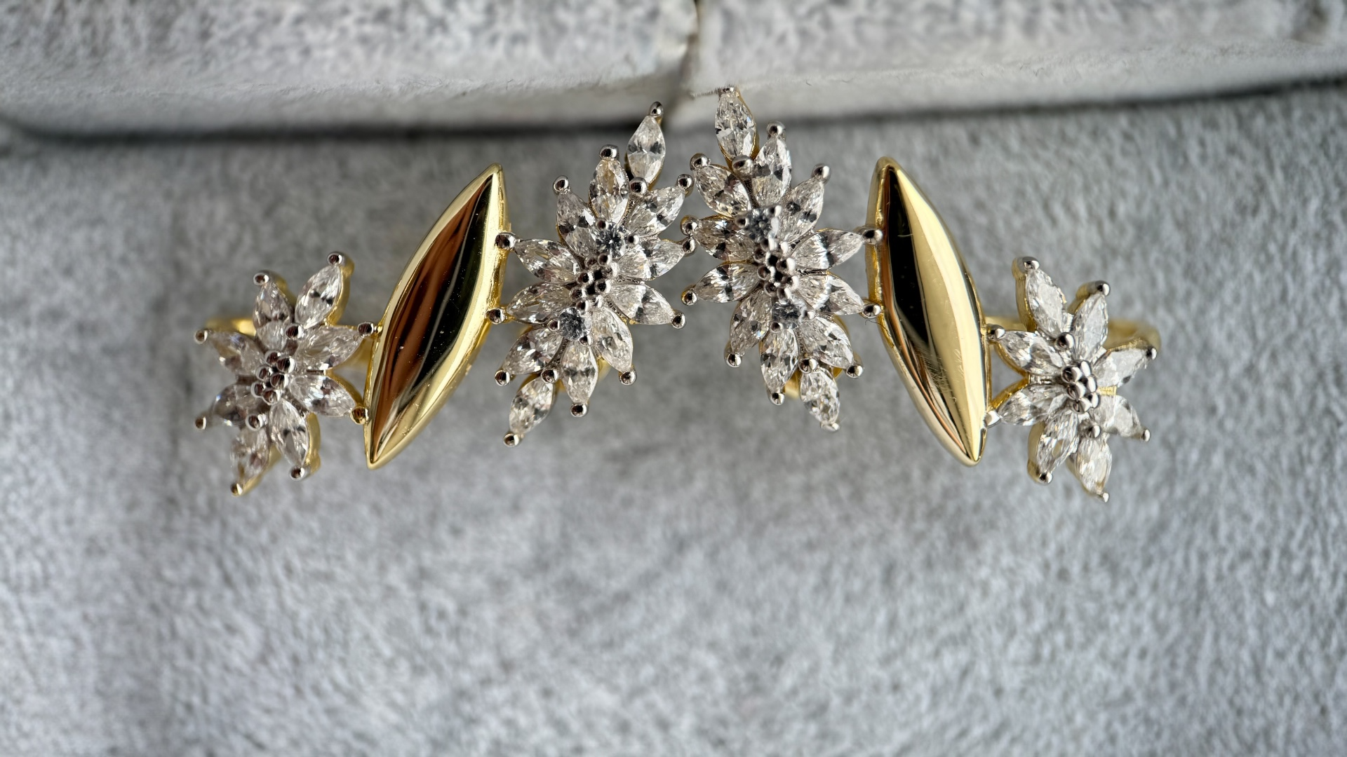 925 Ayar İthal Gümüş Üzeri Altın Kaplama | İthal Çiçek Earcufflı Küpe