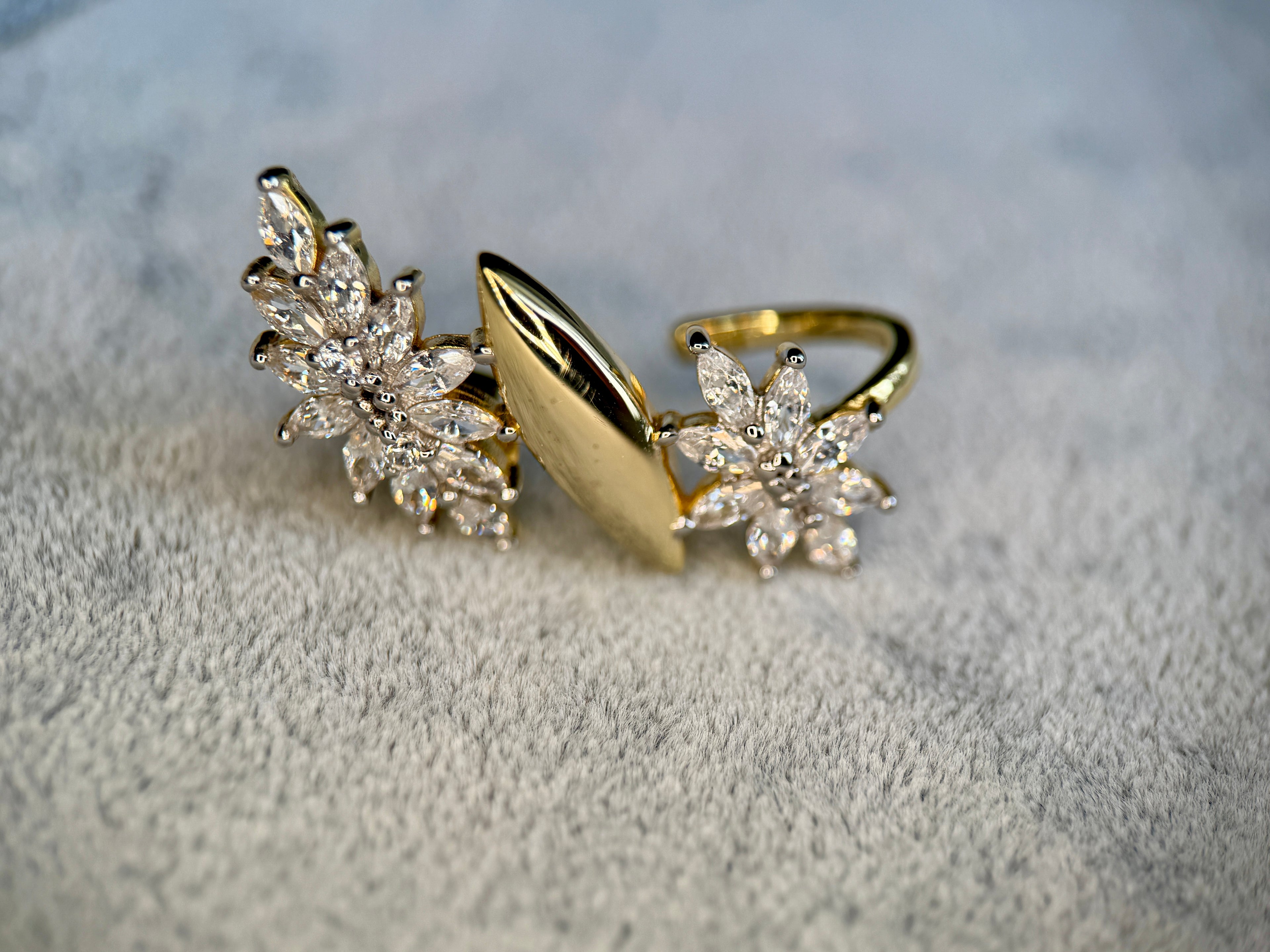 925 Ayar İthal Gümüş Üzeri Altın Kaplama | İthal Çiçek Earcufflı Küpe