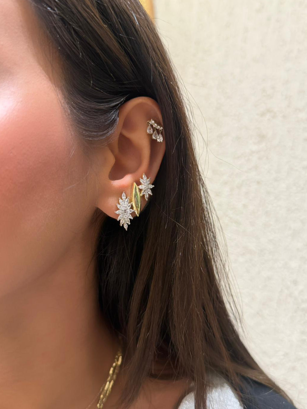 925 Ayar İthal Gümüş Üzeri Altın Kaplama | İthal Çiçek Earcufflı Küpe