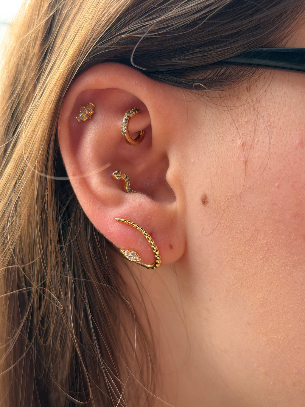 925 Ayar İthal Gümüş Üzeri Altın Kaplama | Taşlı Kavisli Minimal Climber Küpe