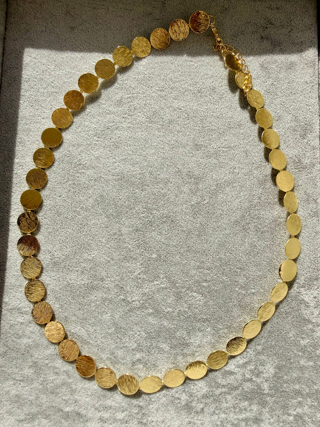 Fırçalanmış Dokulu Yuvarlak Plakalı Altın Kaplama Pul Choker Kolye
