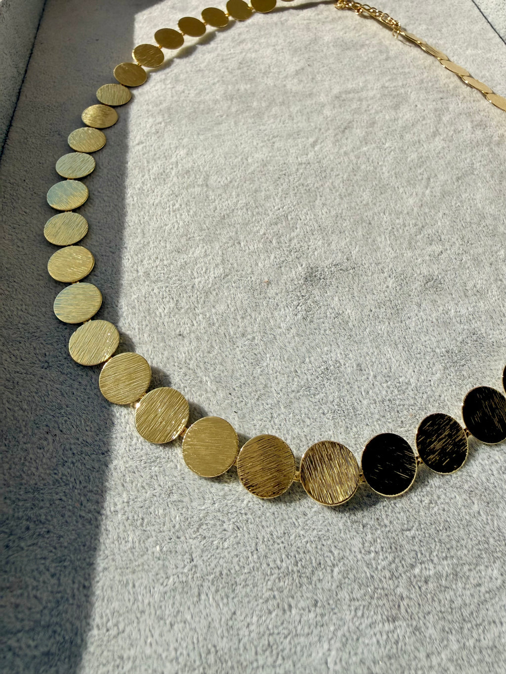 Fırçalanmış Dokulu Yuvarlak Plakalı Altın Kaplama Pul Choker Kolye