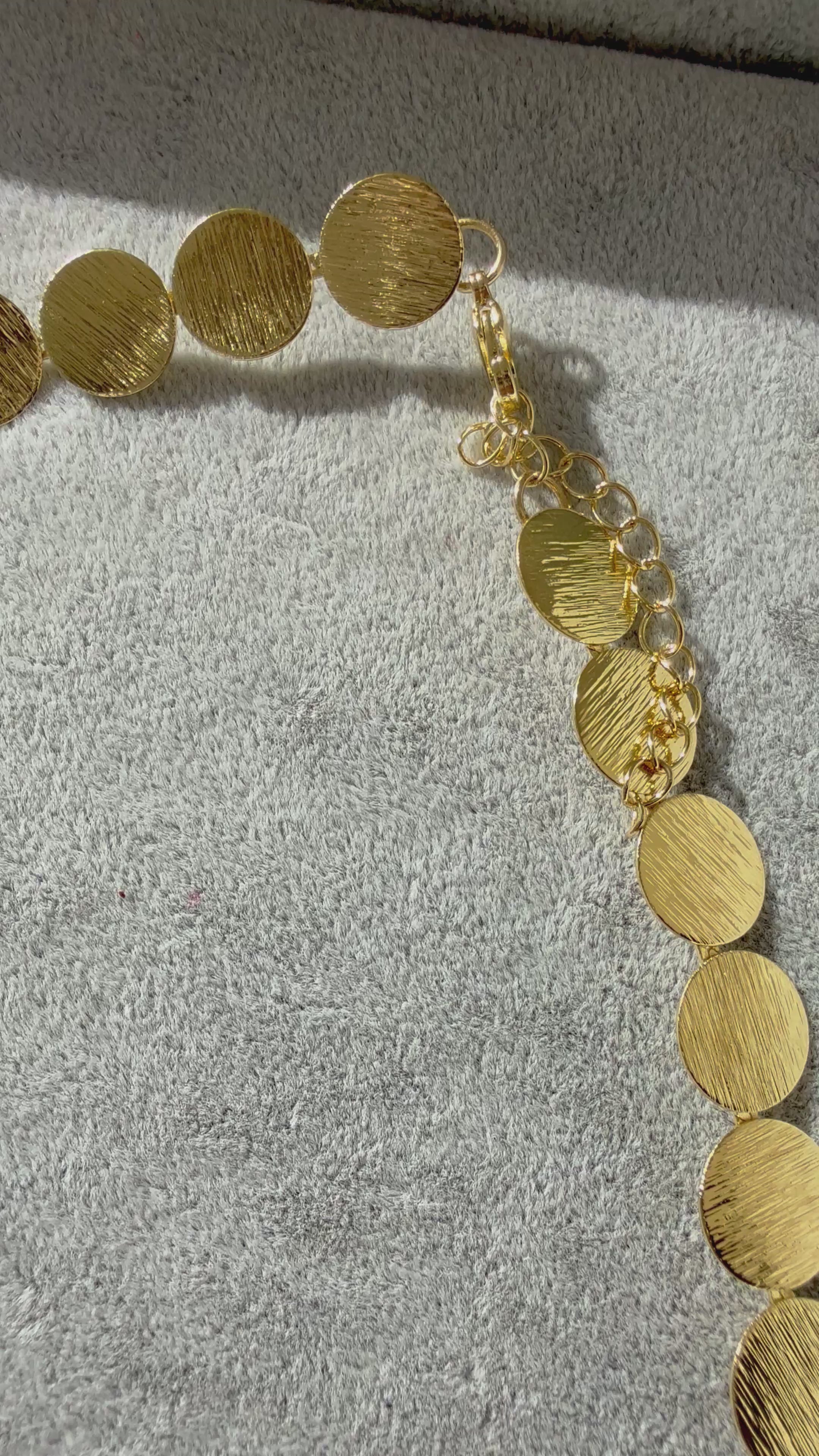 Fırçalanmış Dokulu Yuvarlak Plakalı Altın Kaplama Pul Choker Kolye
